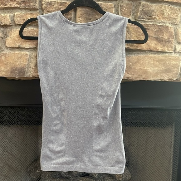 Nike sleeveless gray workout top. Size Medium - Picture 5 of 9